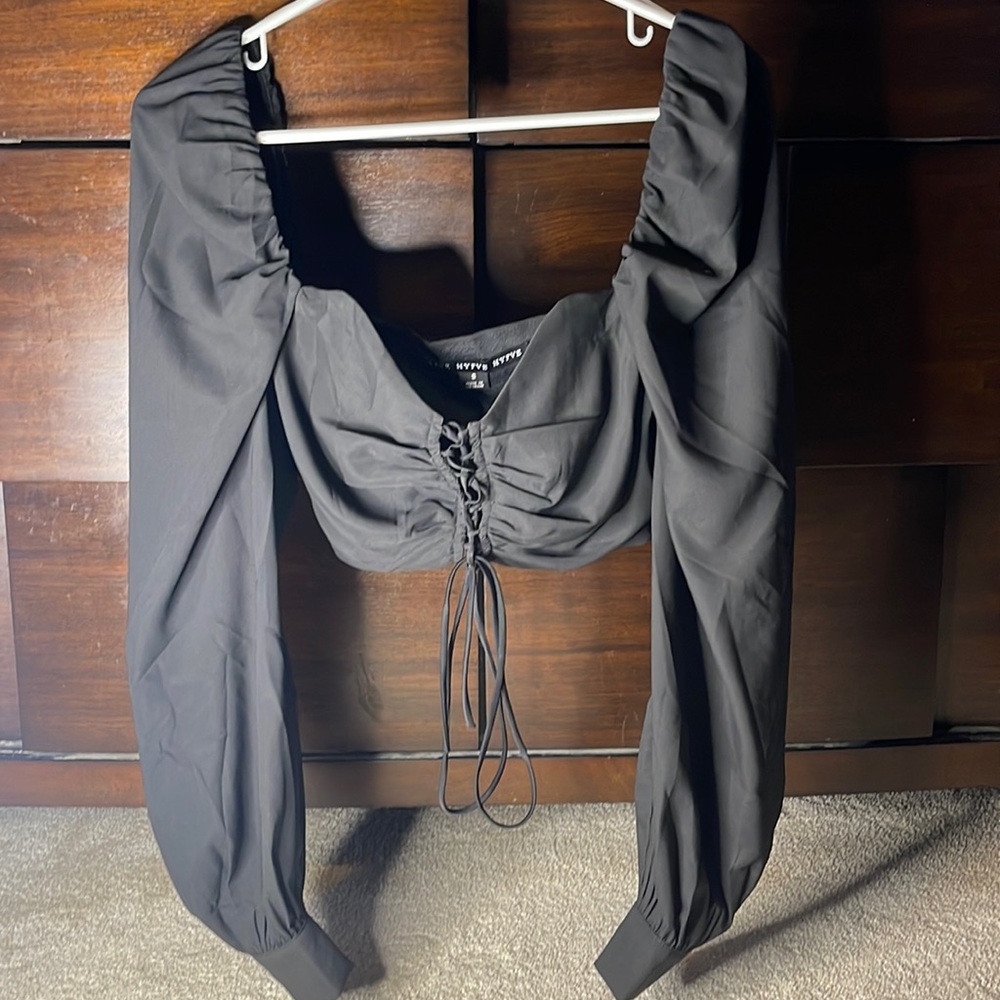 Black square cut crop top from Discovery in a size S